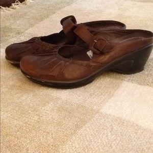 Leather heeled shoes